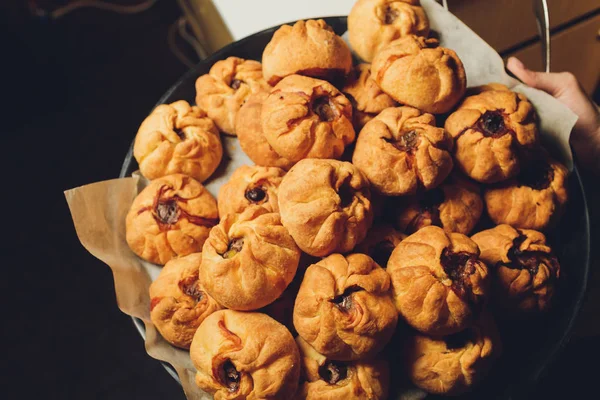 Tradicional belyashi ruso. Pasteles fritos con carne y cebolla . — Foto de Stock