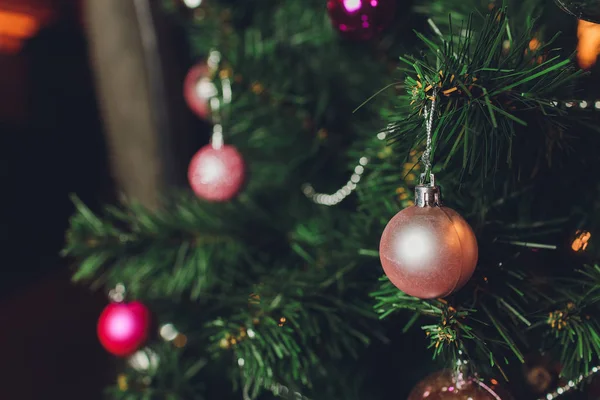 Árbol de decoración de Navidad, adornos y regalos sobre fondo de luces brillantes . — Foto de Stock