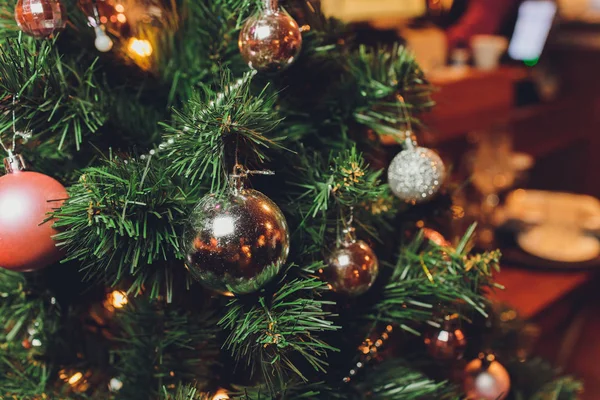 Arbre de décoration de Noël, boules et cadeaux sur fond de lumières brillantes . — Photo