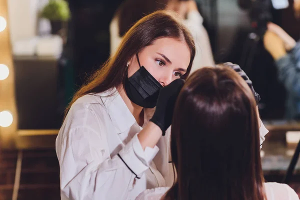 Vacker-makeup artist tillämpa måla henna på tidigare plockade, design, trimmade ögonbryn i en skönhetssalong i sessionen korrigering. Professionell ansiktsvård. — Stockfoto