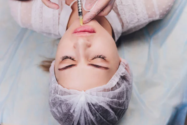 Mujer que recibe una inyección en los labios, de cerca . — Foto de Stock