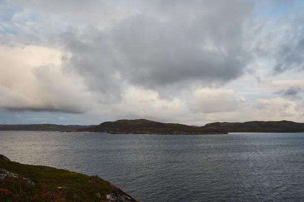 Kalm water van lake, bossen aan de andere kant en de blauwe hemel. landschap. — Stockfoto