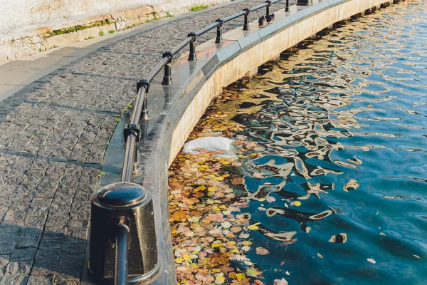 Plastic vervuiling in het water. Ecologisch industrieconcept. — Stockfoto