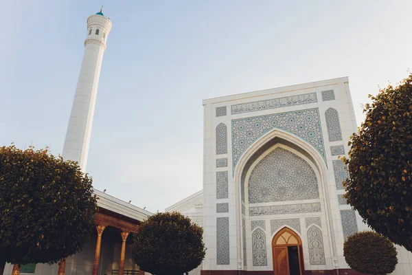 Mesquita Menor branca bonita em Tashkent em um dia ensolarado, Uzbequistão . — Fotografia de Stock