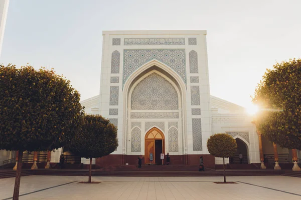 Mesquita Menor branca bonita em Tashkent em um dia ensolarado, Uzbequistão . — Fotografia de Stock