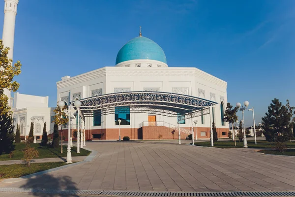 Mesquita Menor branca bonita em Tashkent em um dia ensolarado, Uzbequistão . — Fotografia de Stock