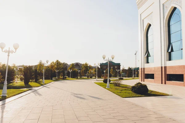 Πανέμορφο λευκό ήσσονος σημασίας Τζαμί στην Τασκένδη μια ηλιόλουστη ημέρα, Ουζμπεκιστάν. — Φωτογραφία Αρχείου