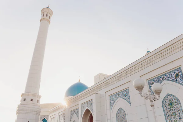 Mesquita Menor branca bonita em Tashkent em um dia ensolarado, Uzbequistão . — Fotografia de Stock