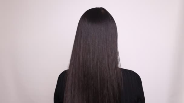 Close up de cabeleireiros mãos secando longos cabelos loiros com secador de cabelo e escova redonda . — Vídeo de Stock