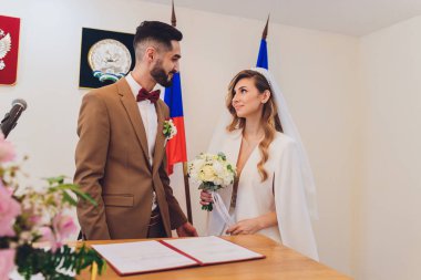 yeni evliler düğün kayıt sırasında kayıt bürosunda imza ekleme.