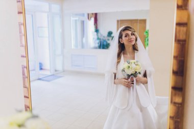 yeni evliler düğün kayıt sırasında kayıt bürosunda imza ekleme.