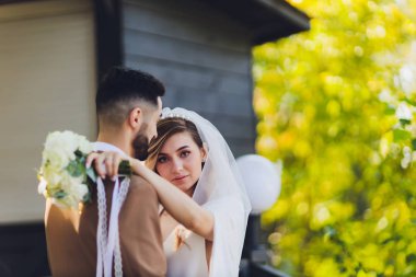 Gelin ve damat eski bir kulübenin verandasında..