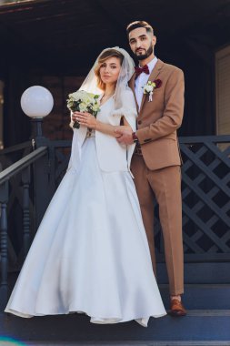 Gelin ve damat eski bir kulübenin verandasında..