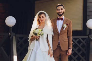 Gelin ve damat eski bir kulübenin verandasında..