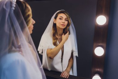 Genç ve güzel gelin aynasının portresi.