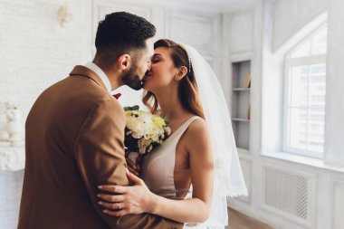 Gelin ve damat düğün günlerinde. Yeni evlilerin nişanı. Gelinlikli kız..