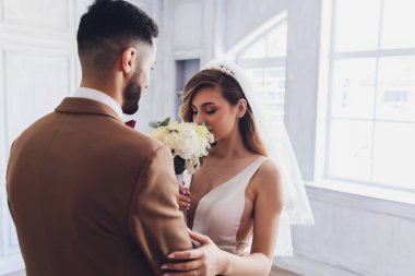 Gelin ve damat düğün günlerinde. Yeni evlilerin nişanı. Gelinlikli kız..