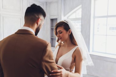 Gelin ve damat düğün günlerinde. Yeni evlilerin nişanı. Gelinlikli kız..