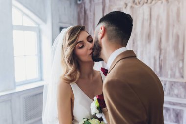 Gelin ve damat düğün günlerinde. Yeni evlilerin nişanı. Gelinlikli kız..