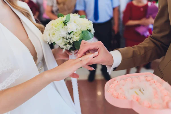Nowożeńcy Dołącz podpisy w urzędzie stanu cywilnego w trakcie rejestracji ślubu. — Zdjęcie stockowe