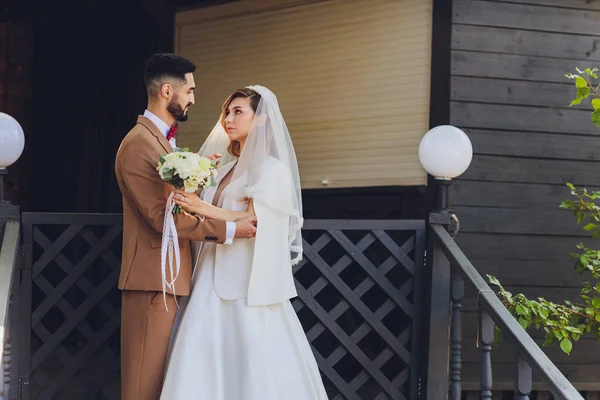 Novia y novio en el porche de una antigua casa de campo . — Foto de Stock