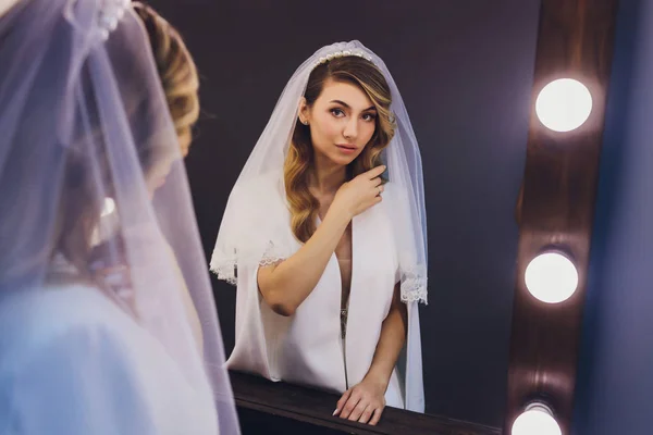 Portrét mladé krásné nevěsty zrcadlo. — Stock fotografie