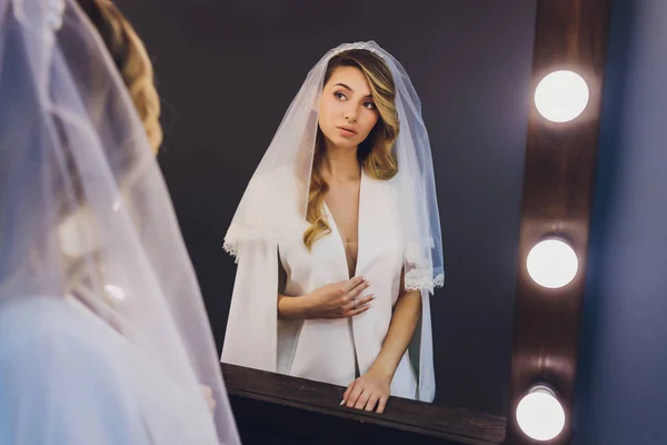 Retrato del hermoso espejo de novia joven . — Foto de Stock