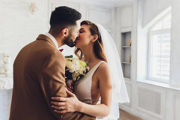 Los novios el día de su boda. Compromiso de los recién casados. Chica en vestido de novia . —  Fotos de Stock