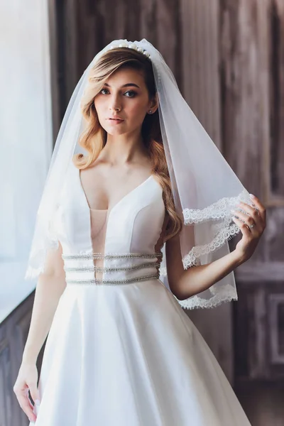 Bella donna sposa in abito da sposa e velo. ritratto di moda di giovane sposa splendida. Abito da sposa . — Foto Stock