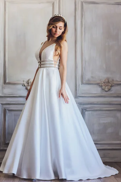 Hermosa mujer novia en vestido de novia y velo. retrato de moda de la novia hermosa joven. Vestido de novia . — Foto de Stock