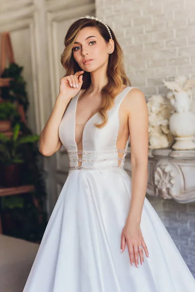 Belle mariée en robe de mariée et voile. portrait de mode de jeune mariée magnifique. Robe de mariée . — Photo