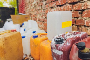 İki eski kutu. Yakıt deposu, benzin..