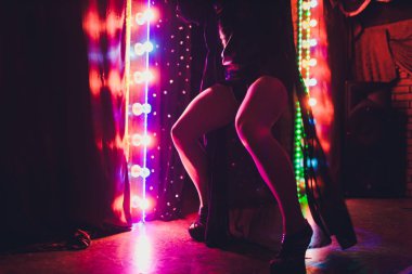 Renkli arka planda parlak kostüm genç transseksüel kadın Portresi.