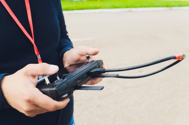 Drone uzaktan kumandalı adam. Uçan dron kullanan adam..
