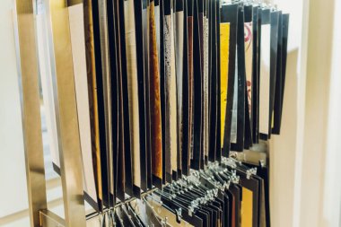 İç mimarların işyeri. Mimari proje planı, masadaki renk örnekleri..