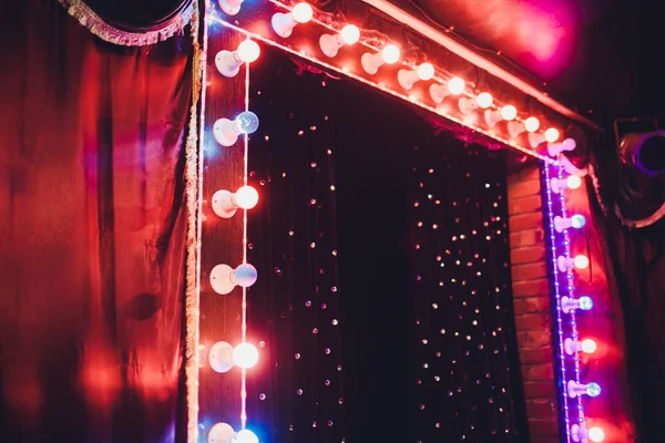 Lâmpadas no palco Cena teatral com lâmpadas coloridas de néon glitter para apresentação ou apresentação em concerto. Show noturno na noite festiva . — Fotografia de Stock