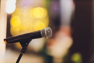 Konser salonu veya konferans odasındaki mikrofonu kapat.