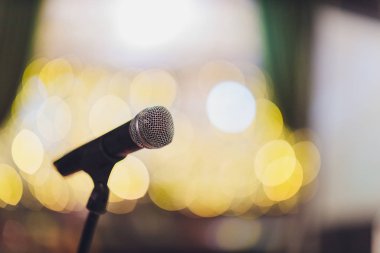 Konser salonu veya konferans odasındaki mikrofonu kapat.