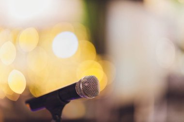 Konser salonu veya konferans odasındaki mikrofonu kapat.