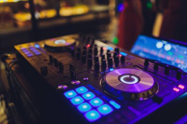 DJ uzak, turntable ve eller. Kulüpte parti gece hayatı.