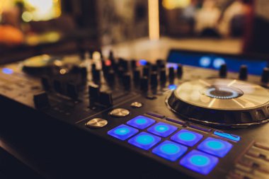 DJ uzak, turntable ve eller. Kulüpte parti gece hayatı.