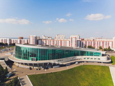 Ufa, Bashkiria, Rusya - 28 Mayıs 2019: Akşam saatlerinde Ufa kentinin Kongre Salonu.