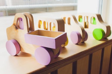 Çocuk oyuncağı. Bir ağaçtan eski bir kamyon modeli.