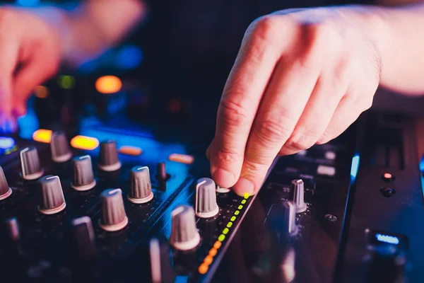 DJ remote, skivspelare och händer. Nattliv på klubben, part. — Stockfoto