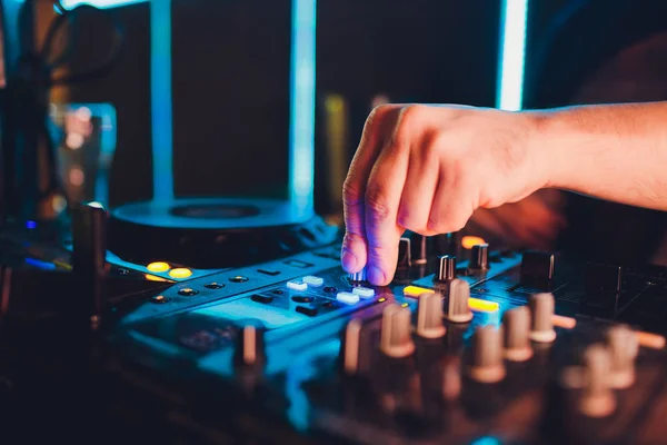 DJ remoto, tocadiscos y manos. Vida nocturna en el club, fiesta . — Foto de Stock