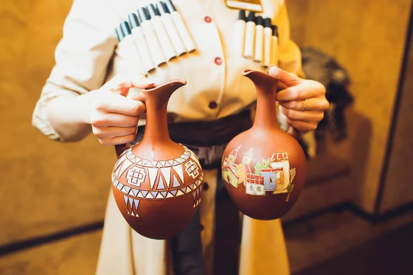Delicioso lavash georgiano con vaso de bebida y persona sosteniendo jarra de arcilla detrás . — Foto de Stock