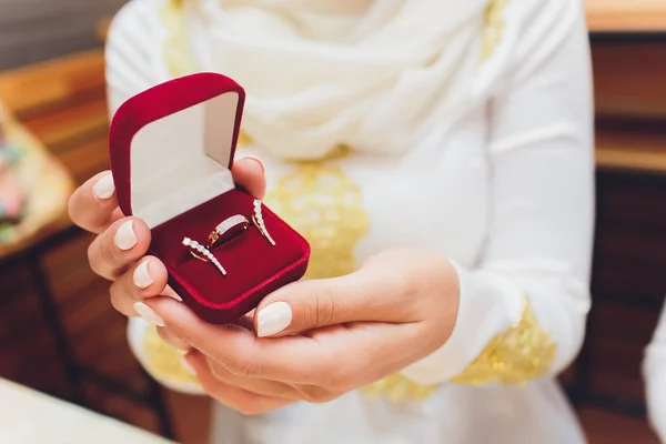Detailní fotografie nevěsty a ženicha držící krabici se zlatými prsteny. — Stock fotografie