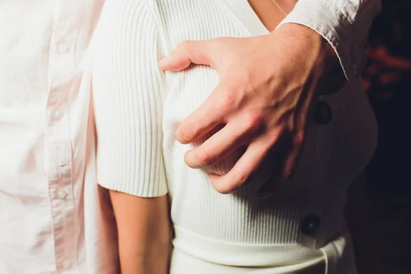 Junge und fitte erwachsene kaukasische Paare in einer Umarmung. halbnackt und oben ohne vor dunklem Hintergrund . — Stockfoto