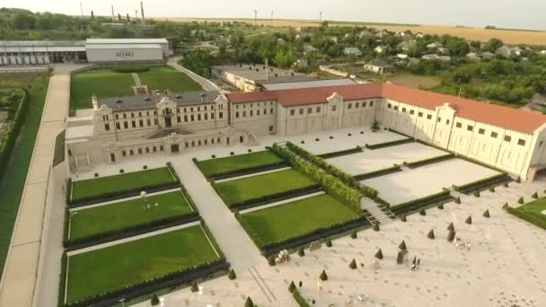 CHISINAU, MOLDOVA - 19 DE ABRIL DE 2019: Vista aérea de la catedral ortodoxa, Puente de Pacificadores, un nuevo parque, en el centro de la ciudad de Bendery, en el río Dniéster, en la separación Transnistria Pridnestrovian Moldavian — Vídeo de stock