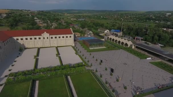 Antenn skott av utfärda utegångsförbud för av staden vid solnedgången. Blå himmel med moln. Chişinău, Moldavien. — Stockvideo